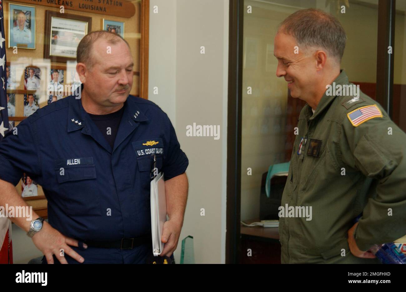 Vice-amiral Thad Allen et capitaine Bruce Jones - 26-HK-13-5. VADM Thad Allen et LE CAPT Bruce Jones en poste. Ouragan Katrina Banque D'Images