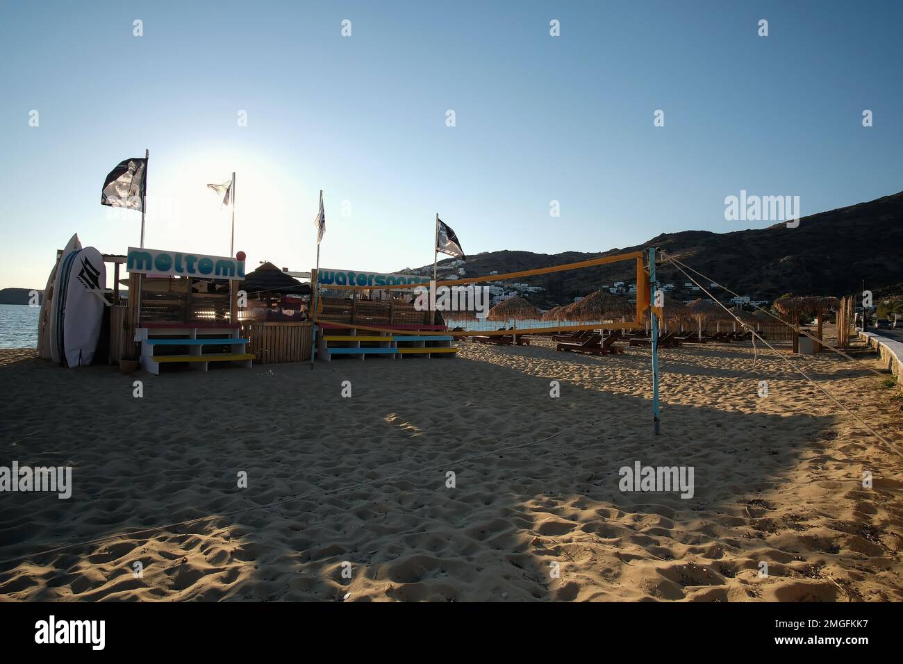 IOS, Grèce - 3 juin 2021 : vue sur un centre de sports nautiques à la belle plage de Mylopotas à iOS Grèce et un terrain de volley-ball de plage Banque D'Images