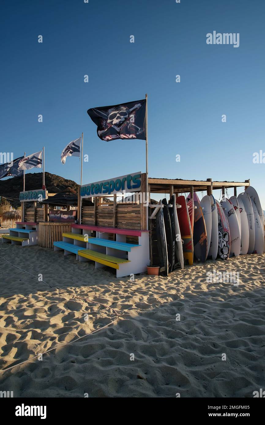 IOS, Grèce - 3 juin 2021 : vue sur un centre de sports nautiques à la belle plage de Mylopotas à iOS Grèce et un terrain de volley-ball de plage Banque D'Images