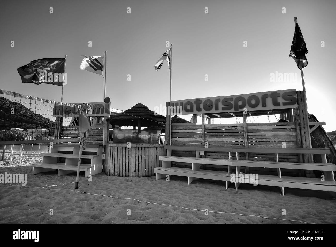 IOS, Grèce - 3 juin 2021 : vue sur un centre de sports nautiques à la belle plage de Mylopotas à iOS Grèce et un terrain de volley-ball de plage Banque D'Images