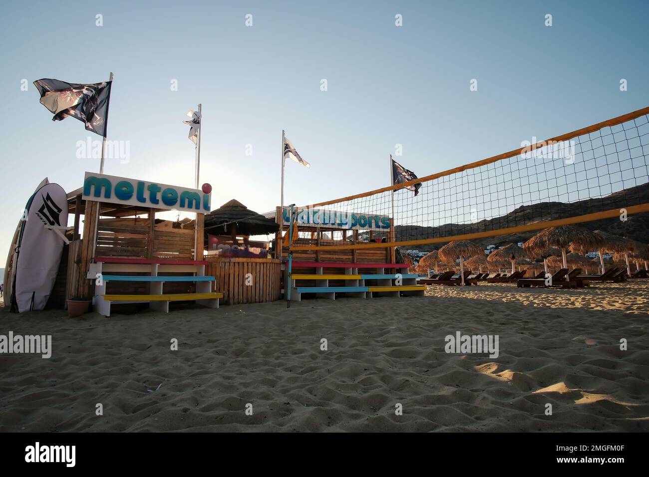 IOS, Grèce - 3 juin 2021 : vue sur un centre de sports nautiques à la belle plage de Mylopotas à iOS Grèce et un terrain de volley-ball de plage Banque D'Images