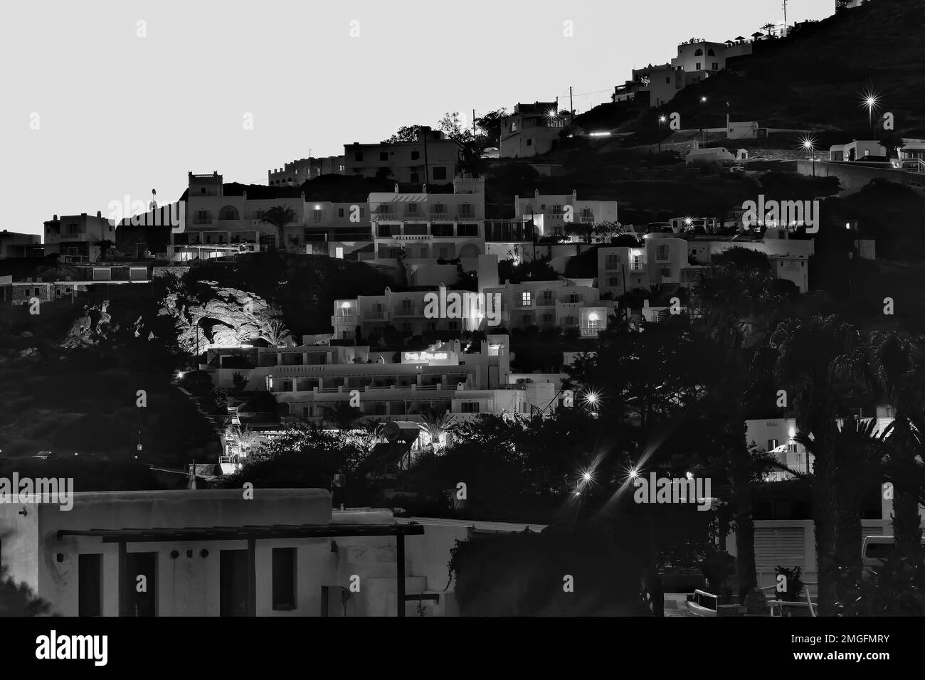 IOS, Grèce - 3 juin 2021 : vue sur de belles chambres d'hôtel et restaurants éclairés donnant sur la mer Égée à Mylopotas iOS Grèce Banque D'Images