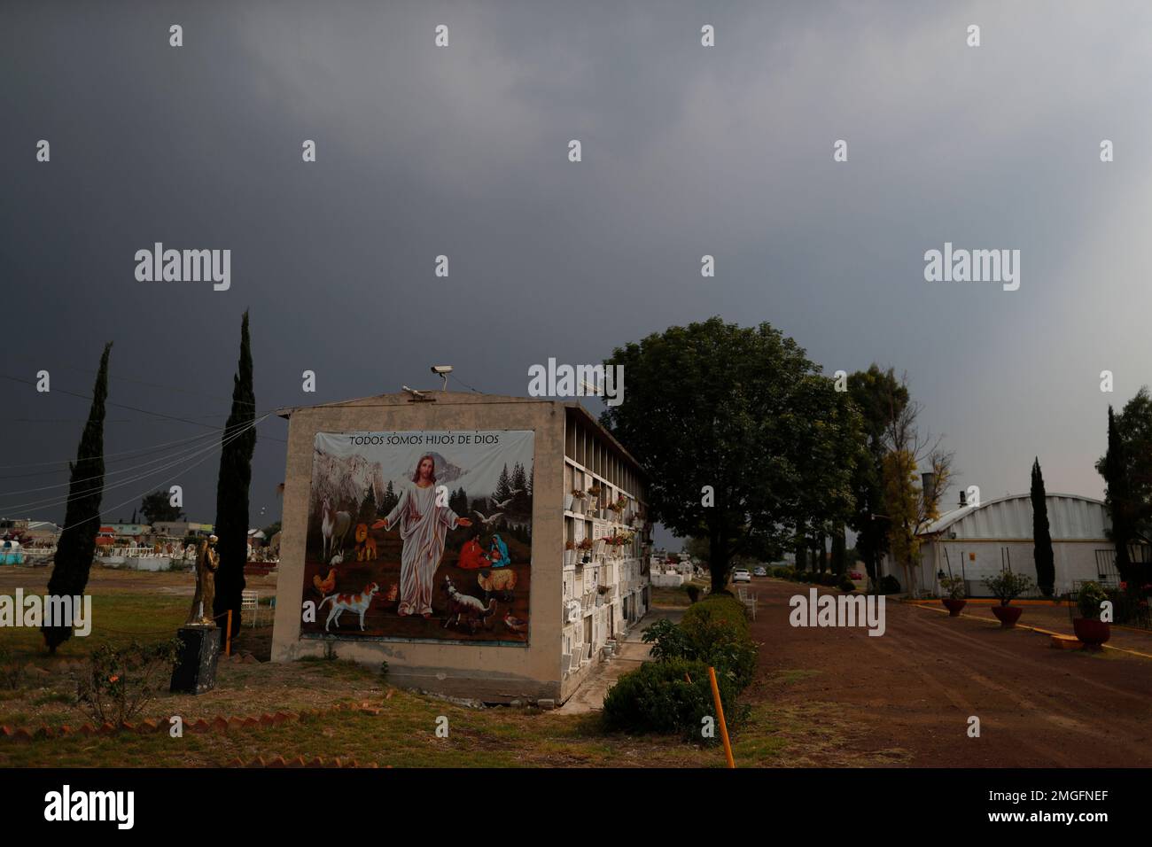 The crematorium, right, is seen past burial niches inside San Cristobal Mausoleums, in Ecatepec, Mexico State, part of the Mexico City metropolitan area, Thursday, May 21, 2020. Due to the coronavirus pandemic, cemeteries have been closed to visits and wakes, but are permitting limited numbers of people to gather for burials. (AP Photo/Rebecca Blackwell) Banque D'Images