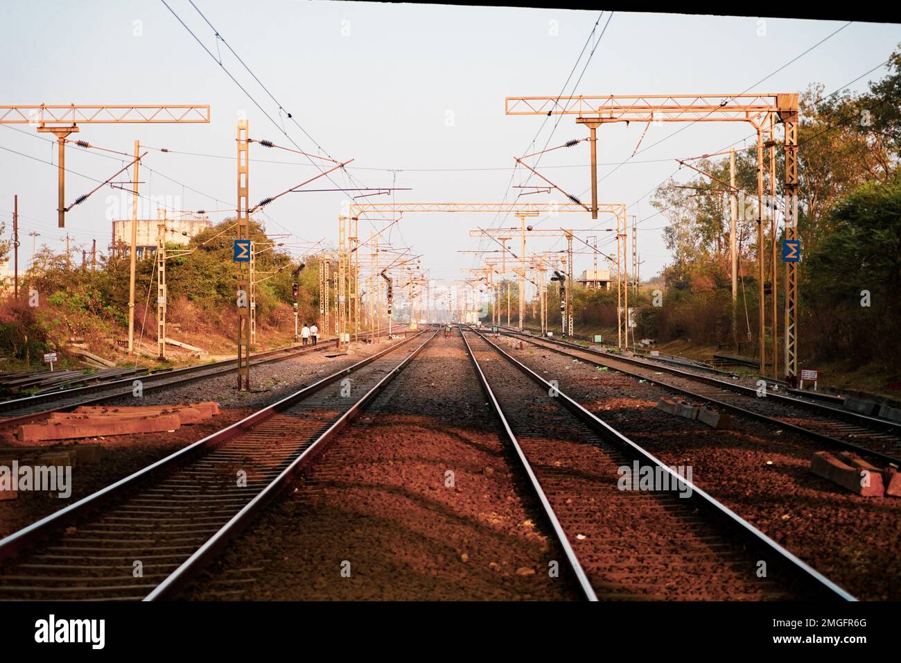 Chemin de fer, câble va au-dessus de la ligne de chemin de fer pour passer l'électricité, chemin de fer de métal en inde, voies de chemin de fer, chemin de fer de métal pour train en inde, tr Banque D'Images
