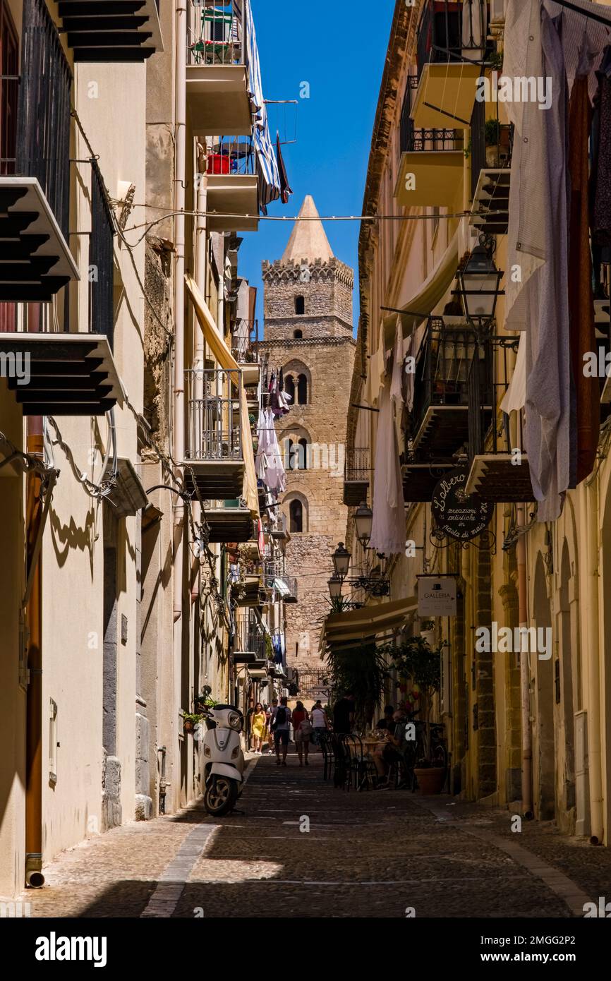 Un clocher de l'église Cathédrale de Cefalù, Duomo di Cefalù, dans le centre de la ville médiévale de Cefalu, vu par une voie étroite. Banque D'Images