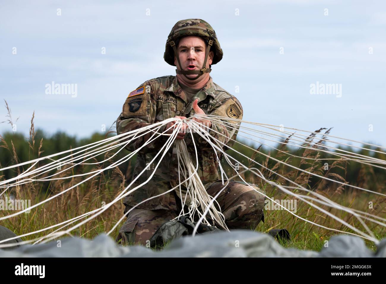 ÉTATS-UNIS Le sergent d'état-major de l'armée Steven Hawkins, un parachutiste affecté à l'équipe de combat de la Brigade d'infanterie 2nd (Airborne), 11th, division aéroportée (Anges arctiques), récupère son parachute après des opérations aériennes dans la zone de chute de Malemute, à la base interarmées Elmendorf-Richardson, Alaska, 24 août 2022. Les Anges arctiques restent compétents dans leur fonction principale d'être une unité d'entrée forcée conjointe, capable de réagir et de projeter de la puissance dans le Pacifique en 18 heures. Banque D'Images