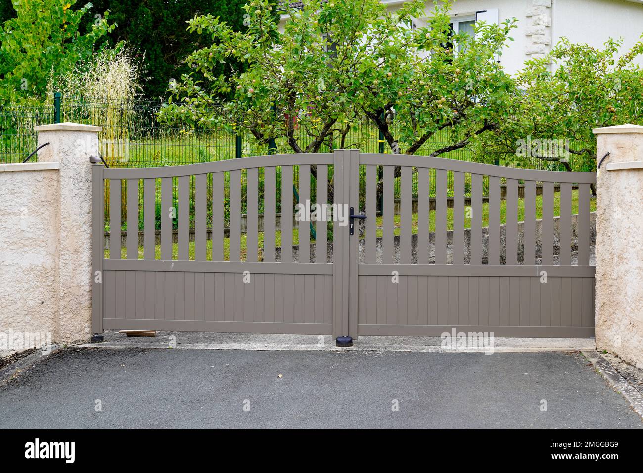 portail moderne marron en métal aluminium de la porte de la maison porte  d'accès au jardin Photo Stock - Alamy