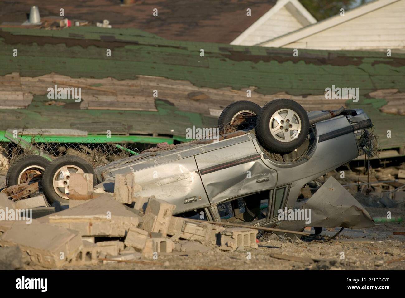 Séquelles - paroisses - 26-HK-42-38. 9th dommages de quartier--voiture renversée près du toit déplacé--par Andrea Booher-FEMA. Ouragan Katrina Banque D'Images