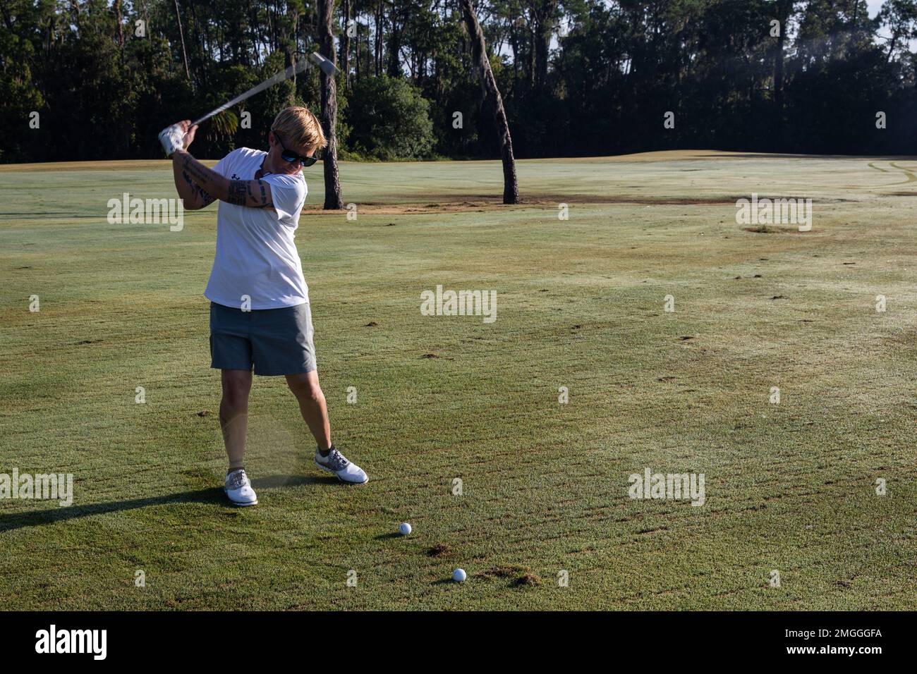 ÉTATS-UNIS Le sergent Stacey Engert, membre de l'équipe de l'armée, prend une balle en participant à un tournoi de golf d'exposition lors des Jeux du guerrier du ministère de la Défense de 2022 au parcours de golf Disney's Palm à Orlando, en Floride, le 24 août 2022. Organisé par les États-Unis L'armée au Walt Disney World Resort, les Warrior Games de cette année voient des membres de service et des vétérans de tout le DoD participer à une variété de sports adaptatifs aux côtés d'athlètes des forces armées du Canada et de l'Ukraine. Banque D'Images