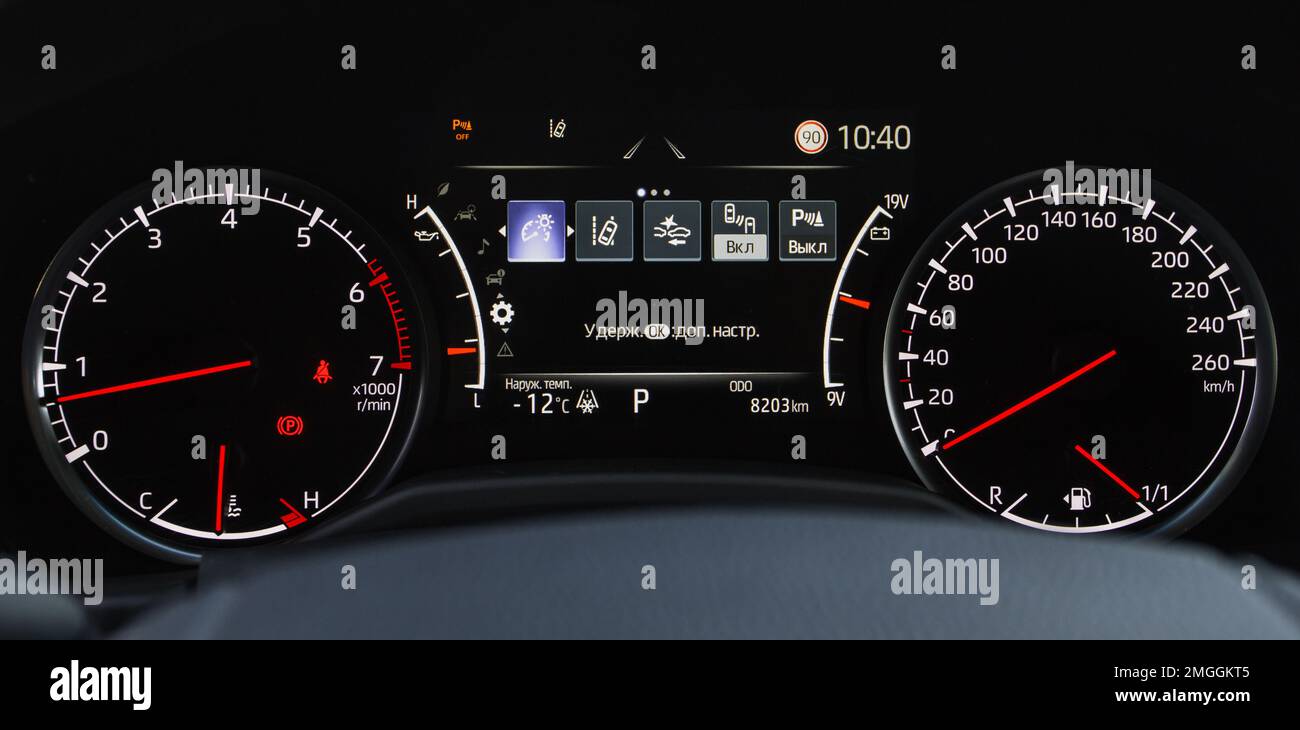 Gros plan avec le tableau de bord de la voiture numérique. Tableau de bord de voiture éclairé. Translation 'maintenir OK en position Settings.Temp. Ext.' Banque D'Images