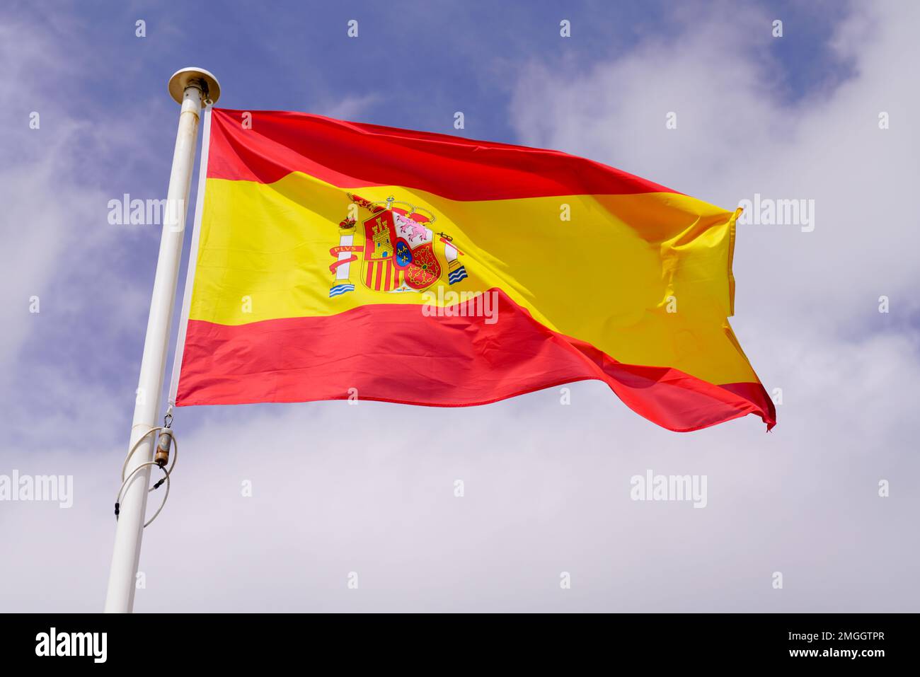 espagne drapeau espagnol flotte sur le ciel dans mat avec le vent Banque D'Images