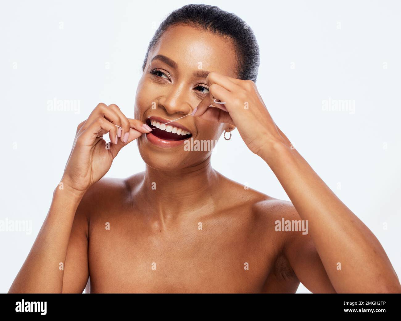 Hygiène dentaire, soie dentaire et femme noire nettoyant la bouche, le bien-être et le fond de studio. Femme afro-américaine, femme et santé bucco-dentaire à cordes pour Banque D'Images