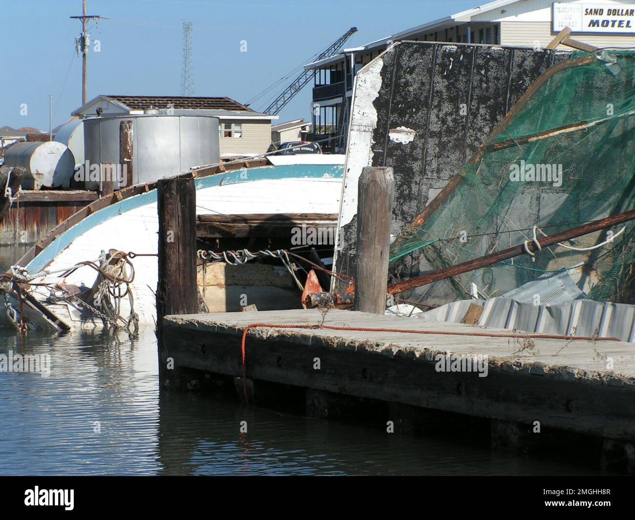 Séquelles - paroisse de Jefferson - 26-HK-38-70. bateaux de leurs côtés dans la marina. Ouragan Katrina Banque D'Images