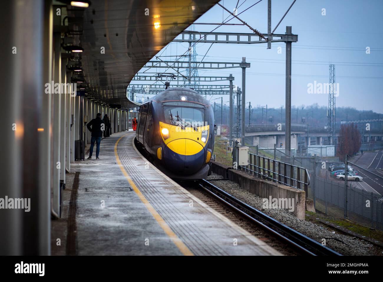 Un train à grande vitesse du sud-est arrive à la gare internationale d'Ebbsfleet par une matinée hivernale glaciale. Banque D'Images