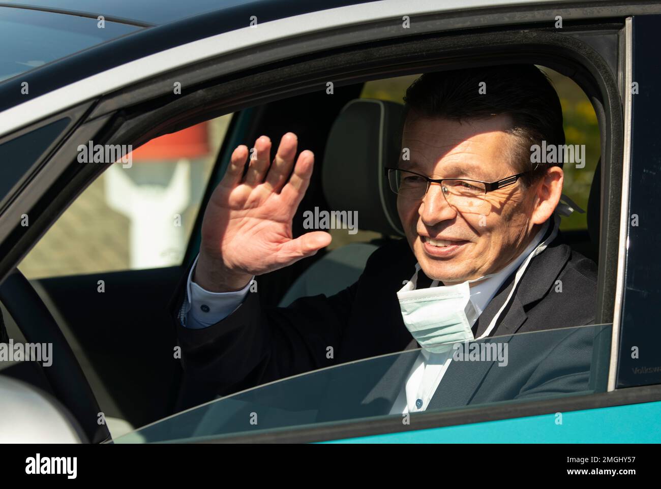 Reinhard de Vries, Managing Director technology and logistic Volkswagen Saxony, drives in an electric 'ID.3' car during the production restart of the plant of the German manufacturer Volkswagen AG (VW) in Zwickau, Germany, Thursday, April 23, 2020. Volkswagen starts with step-by-step resumption of production. The car company are completely converting the plant in Zwickau from 100 percent combustion engine to 100 percent electric. (AP Photo/Jens Meyer) Banque D'Images