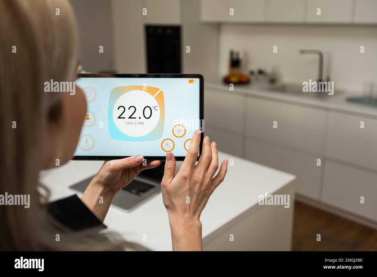 Femme appuyant sur le bouton de l'application cuisine de la maison intelligente sur une tablette numérique à la maison.Concept de contrôle à domicile moderne.Idée de style de vie domestique.Image rognée Banque D'Images