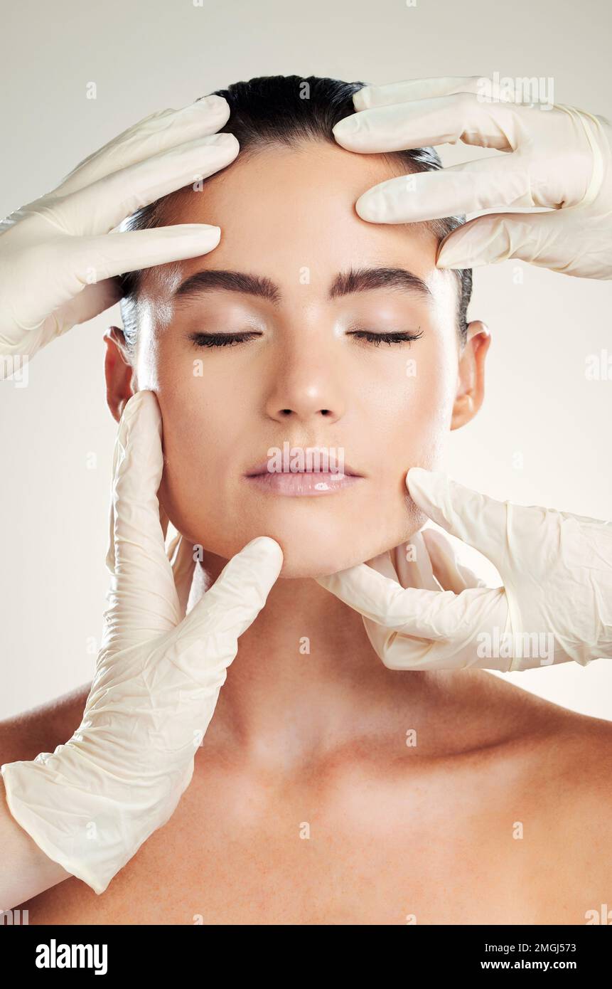 Soins de la peau, chirurgie plastique et mastic facial sur la femme avec dermatologie collagène cosmétiques. Photo d'un mannequin de beauté avec des mains professionnelles Banque D'Images