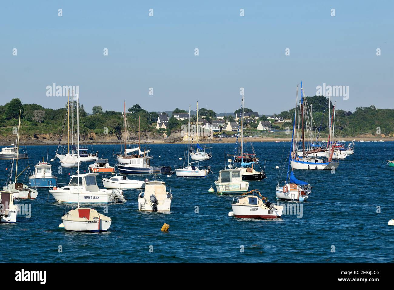 Plougastel-Daoulas (Bretagne, nord-ouest de la France) : bateaux amarrés dans la baie de Daoulas, vus du port de Tinduff Banque D'Images