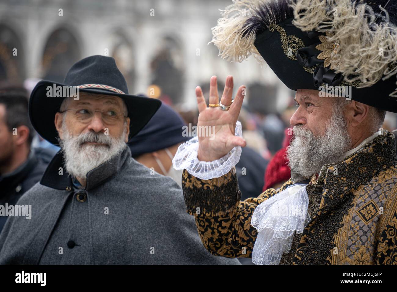 Deux hommes en costume gris Banque de photographies et d’images à haute ...
