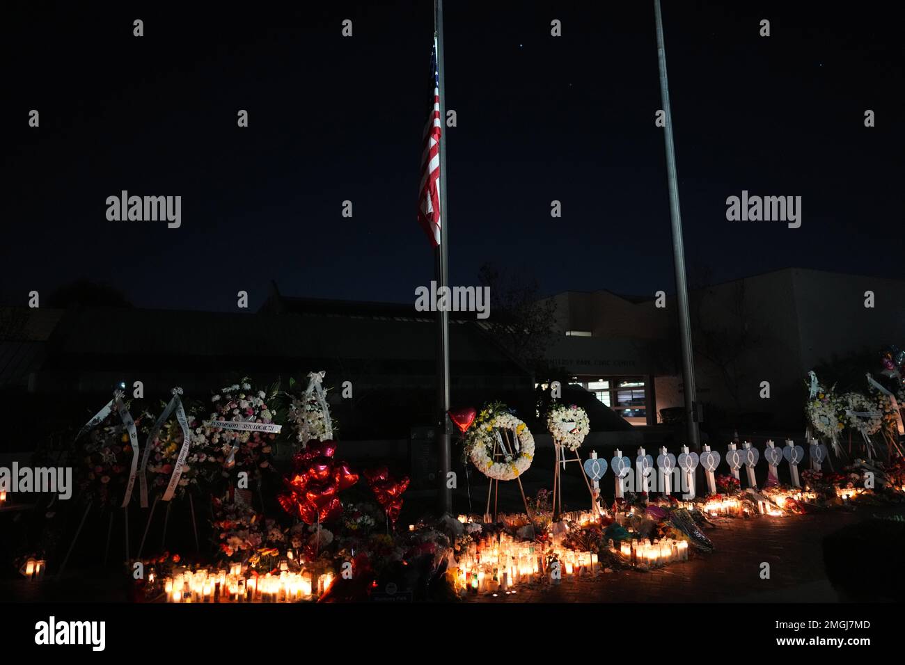 Un drapeau des États-Unis en Berne à un mémorial pour les victimes de fusillades de masse devant le Civic Center le jeudi 26 janvier 2023, à Monterey Park, Californie Banque D'Images