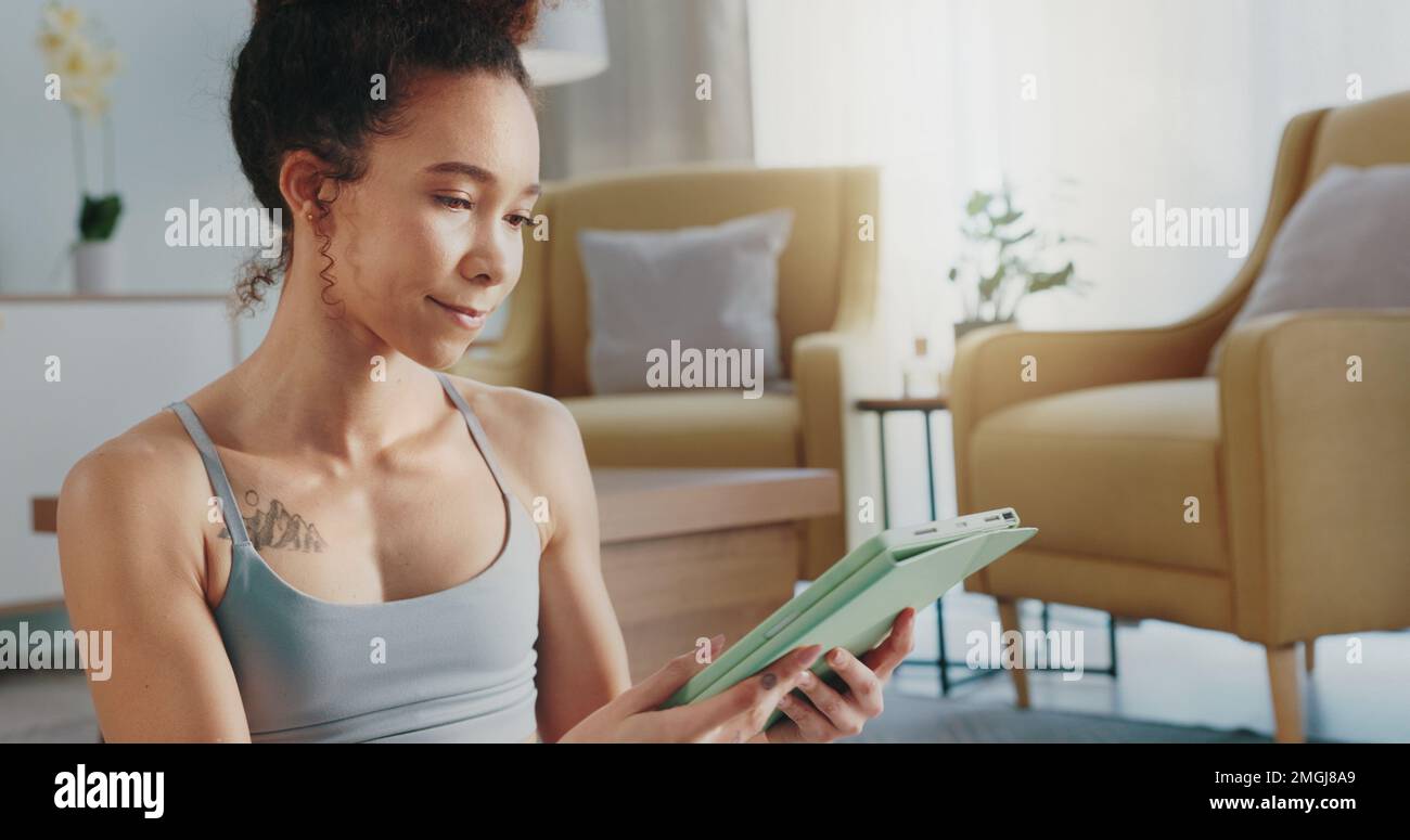 Exercice, yoga et tablette avec une femme de forme physique en streaming en ligne, tutoriel ou en direct sur Internet, entraînement virtuel dans le salon à la maison. Ajuster Banque D'Images