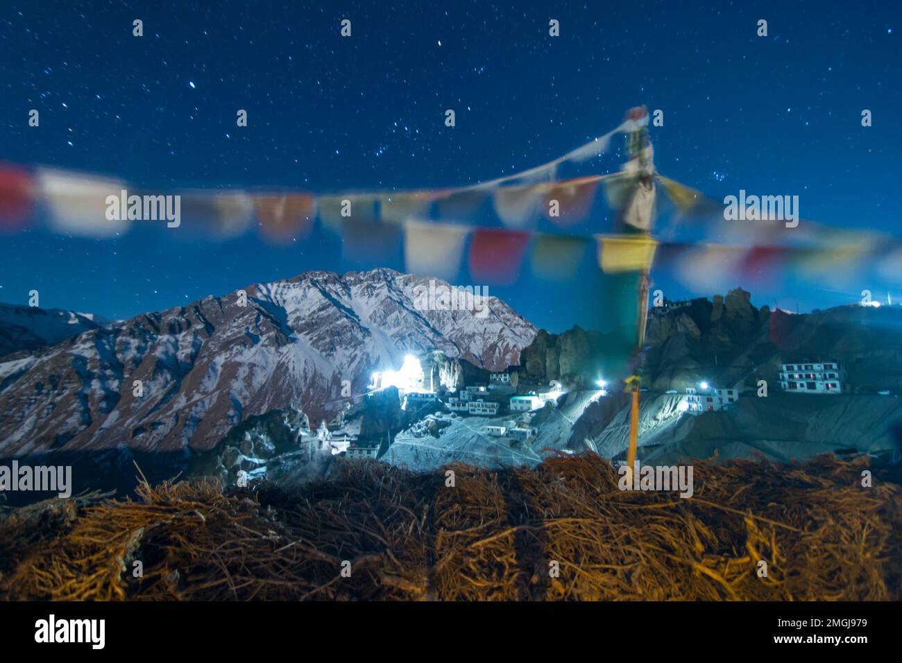 Spiti, Himachal Pradesh, Inde - 1 avril 2021 : voie lactée et montagnes. Scène incroyable avec les montagnes de l'himalaya et ciel étoilé la nuit à Spiti va Banque D'Images