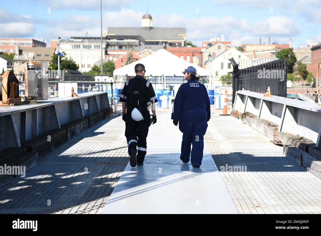 Le lieutenant Rob Norcott et l'adjudant-chef Emily Clore, inspecteurs maritimes du secteur de la Garde côtière du sud-est de la Nouvelle-Angleterre, partent après une inspection annuelle à New Bedford (Massachusetts), le 24 août 2022. La Garde côtière inspecte régulièrement les navires pour les infractions à la sécurité. Banque D'Images