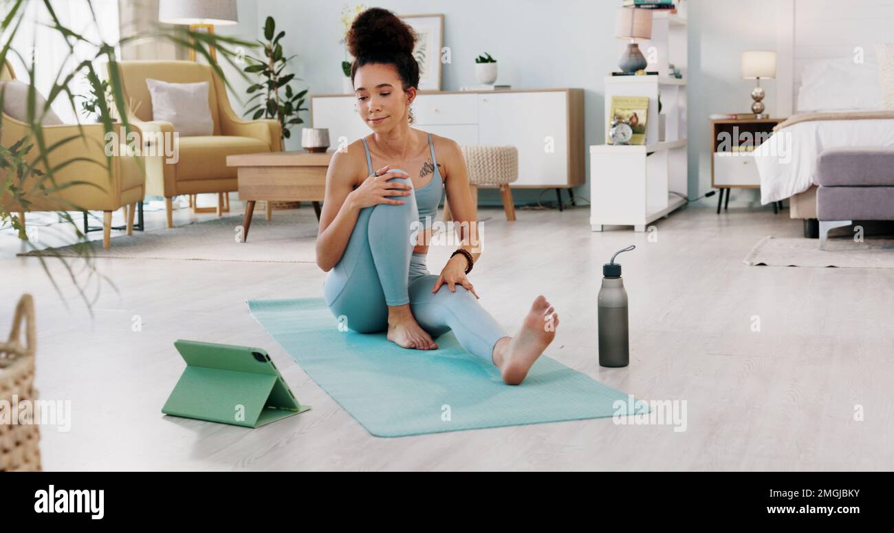 Exercice, yoga et tablette avec une femme de forme physique en streaming en ligne, tutoriel ou en direct sur Internet, entraînement virtuel dans le salon à la maison. Ajuster Banque D'Images