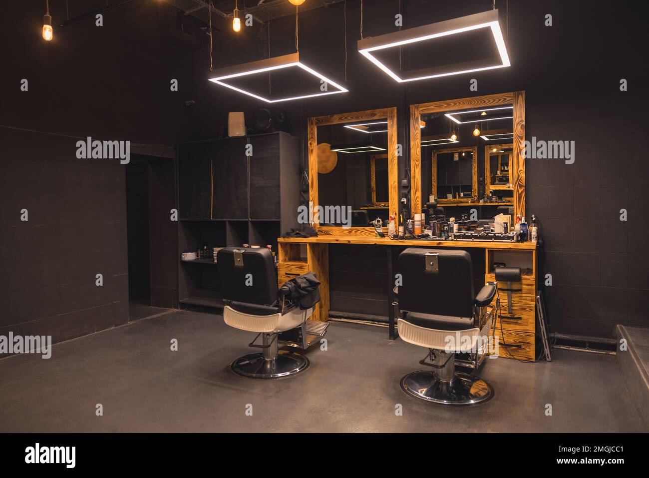 Photo d'un luxueux barbershop avec un intérieur agréable Banque D'Images