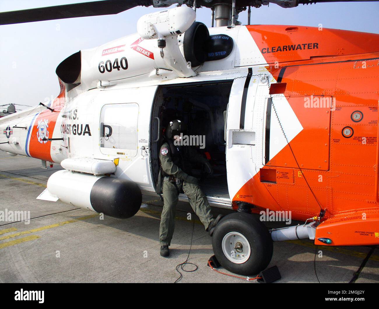 Structures de la Garde côtière - stations aériennes - la Nouvelle-Orléans - 26-HK-95-359. AIRSTA NOLA--personnel debout près de la porte du HH-60 sur la rampe. Ouragan Katrina Banque D'Images