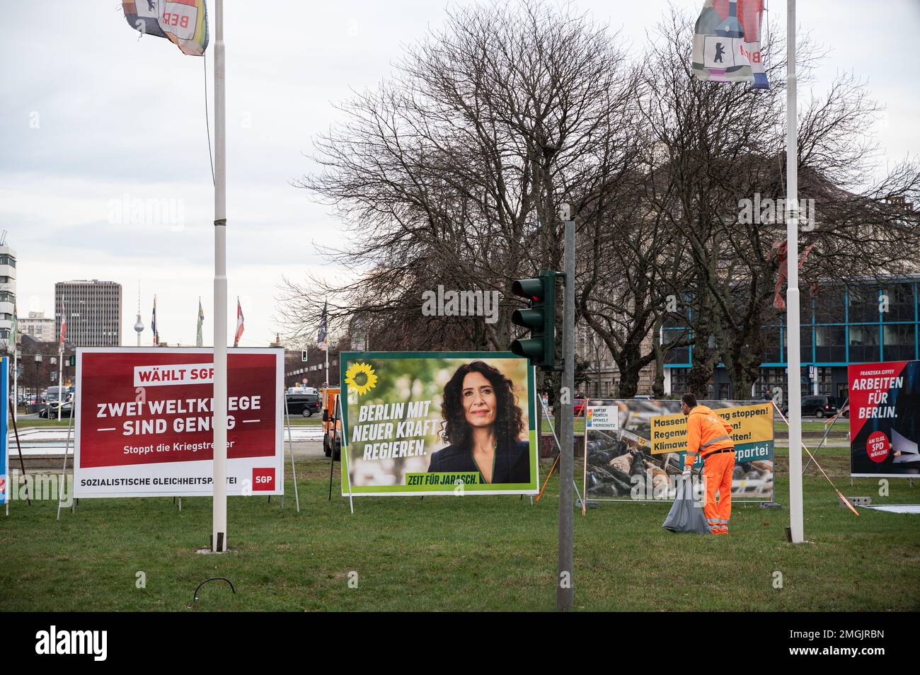 16.01.2023, Berlin, Allemagne, Europe - panneaux d'affichage avec affiches de campagne électorale du Parti de l'égalité socialiste SGP et du Parti Vert (Die Gruenen). Banque D'Images