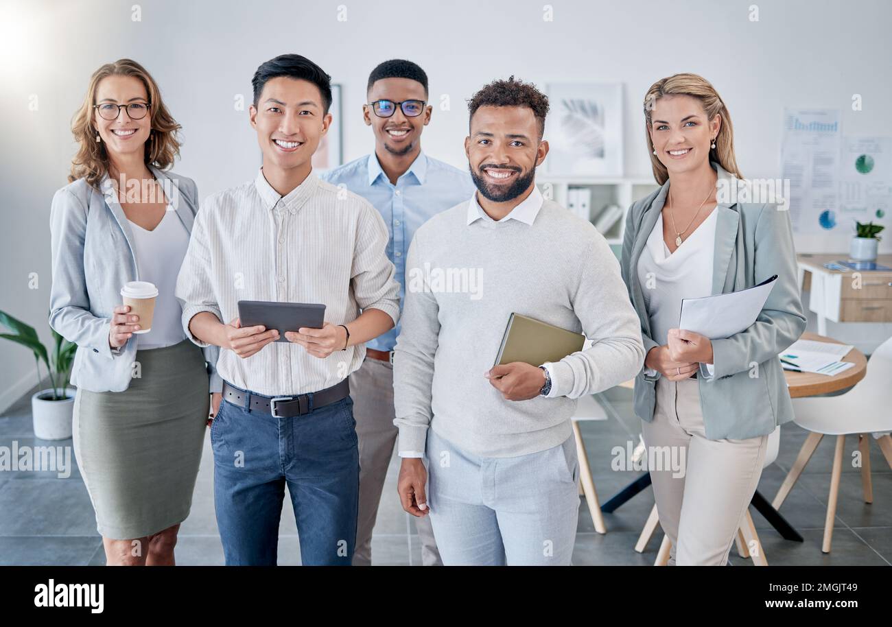 Les gens d'affaires, portrait de bureau ou sourire pour la motivation ...