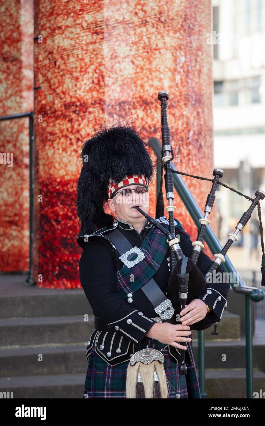 Édimbourg, Écosse 16 octobre 2015 Un Écossais vêtu d'une tenue écossaise traditionnelle jouant les cornemuses le long du Royal Mile à Édimbourg Banque D'Images