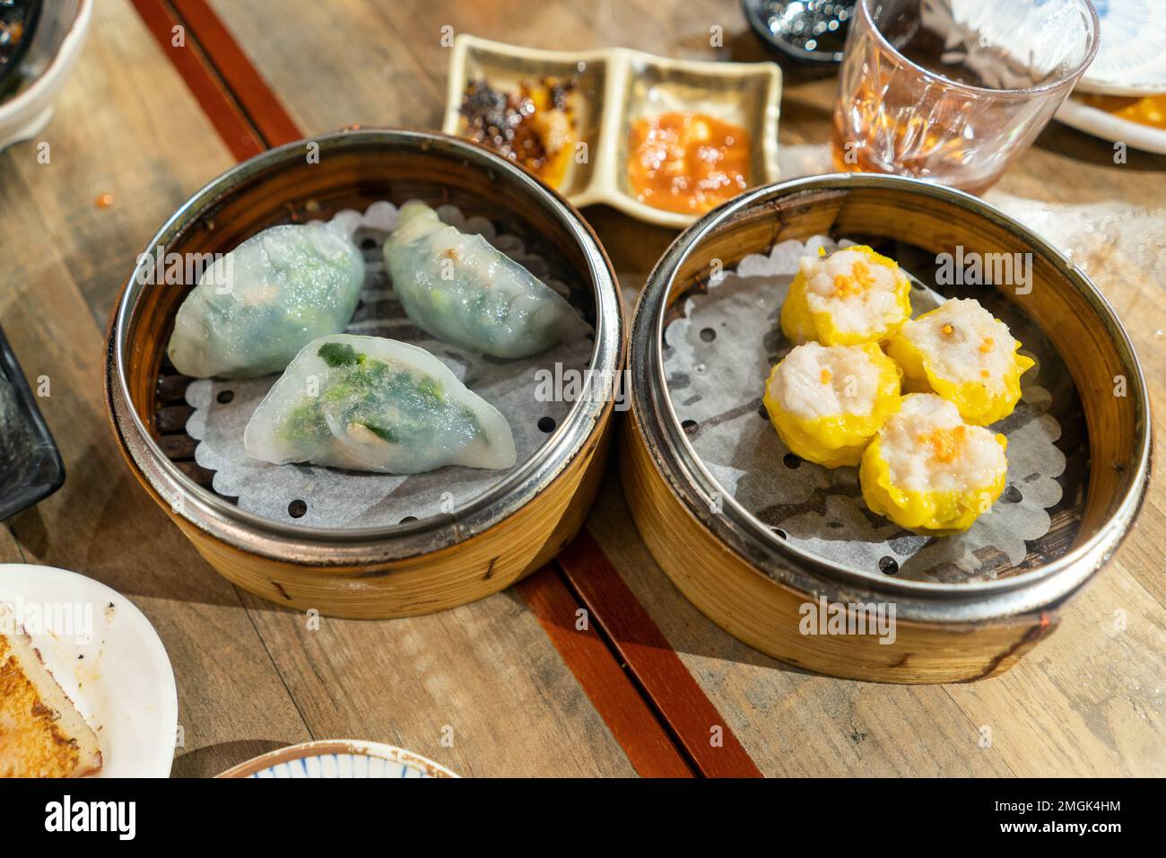 La nourriture dim sum Hong Hong est servie dans un panier en bambou au restaurant Banque D'Images
