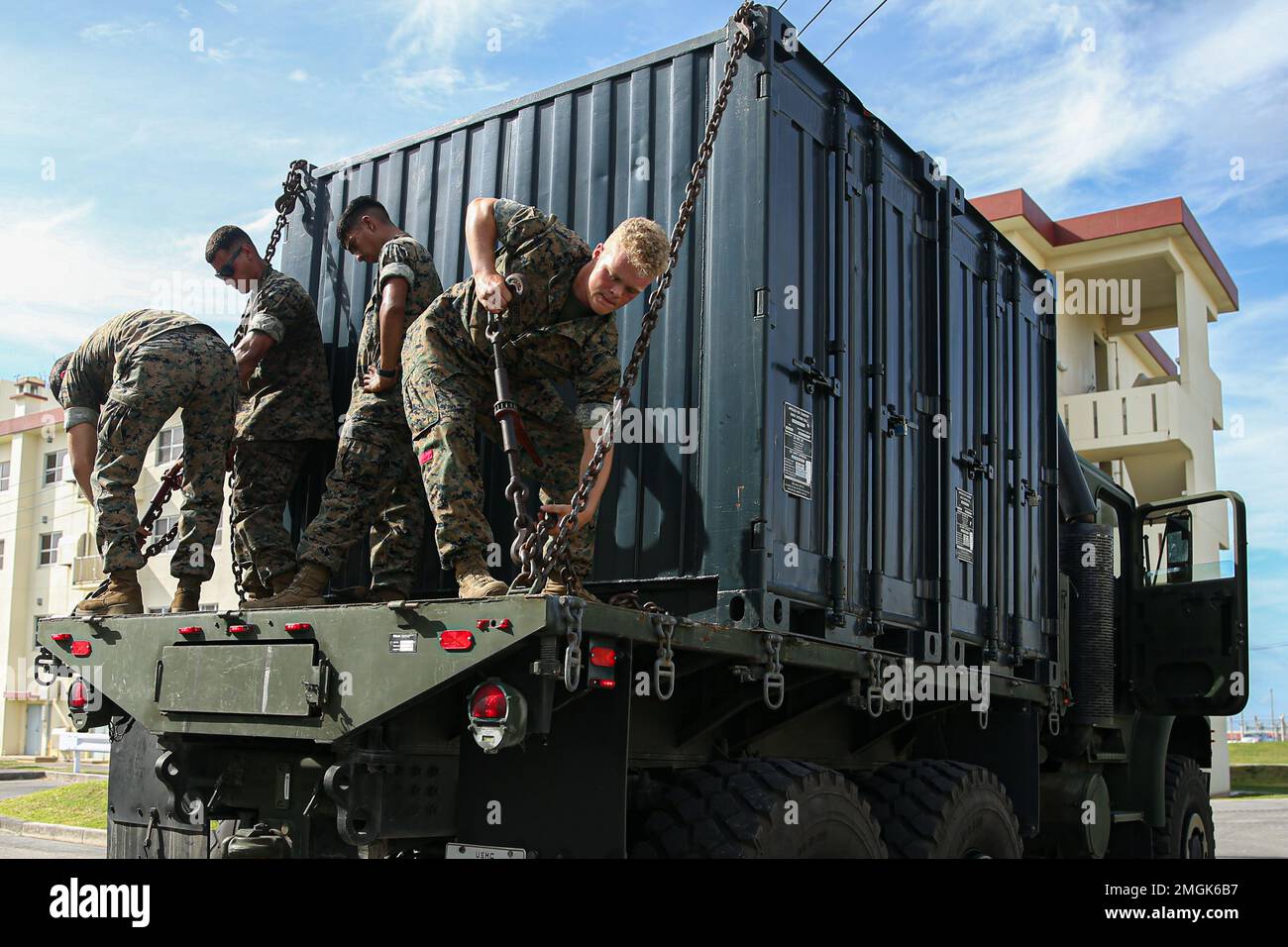 ÉTATS-UNIS Marines avec combat Logistics Battalion 4, combat Logistics Regiment 3, 3rd Marine Logistics Group, sécurisez les quadcons sur un moyen véhicule tactique de remplacement avec des chaînes à Camp Schwab, Okinawa, Japon, 24 août 2022. 3rd MLG, basée à Okinawa, au Japon, est une unité de combat déployée à l'avant qui sert de pilier global de soutien logistique et de service de combat du MEF III pour les opérations dans toute la zone de responsabilité Indo-Pacific. Banque D'Images
