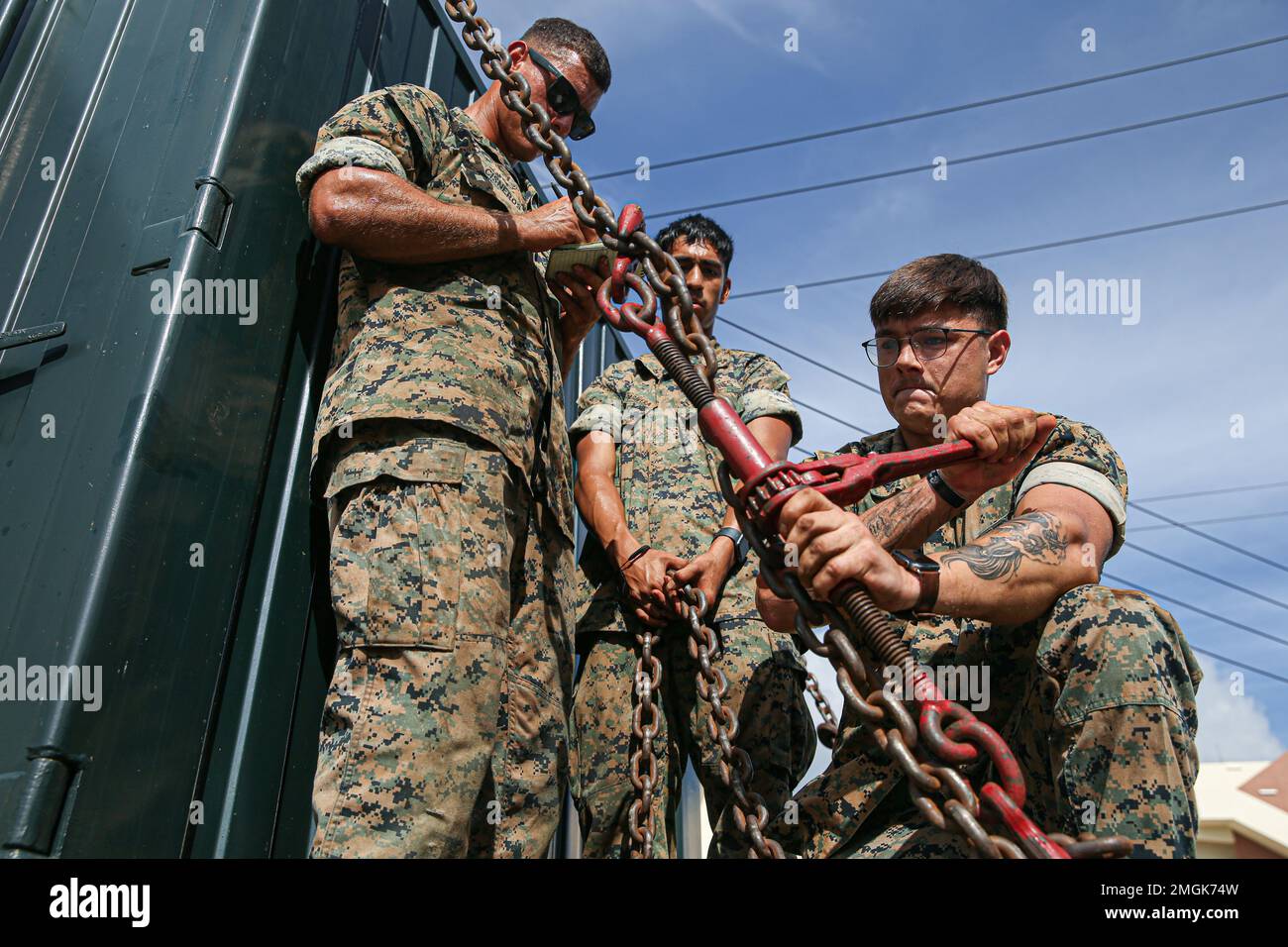 ÉTATS-UNIS Marines avec combat Logistics Battalion 4, combat Logistics Regiment 3, 3rd Marine Logistics Group, sécurisez les quadcons sur un moyen véhicule tactique de remplacement avec des chaînes à Camp Schwab, Okinawa, Japon, 24 août 2022. 3rd MLG, basée à Okinawa, au Japon, est une unité de combat déployée à l'avant qui sert de pilier global de soutien logistique et de service de combat du MEF III pour les opérations dans toute la zone de responsabilité Indo-Pacific. Banque D'Images