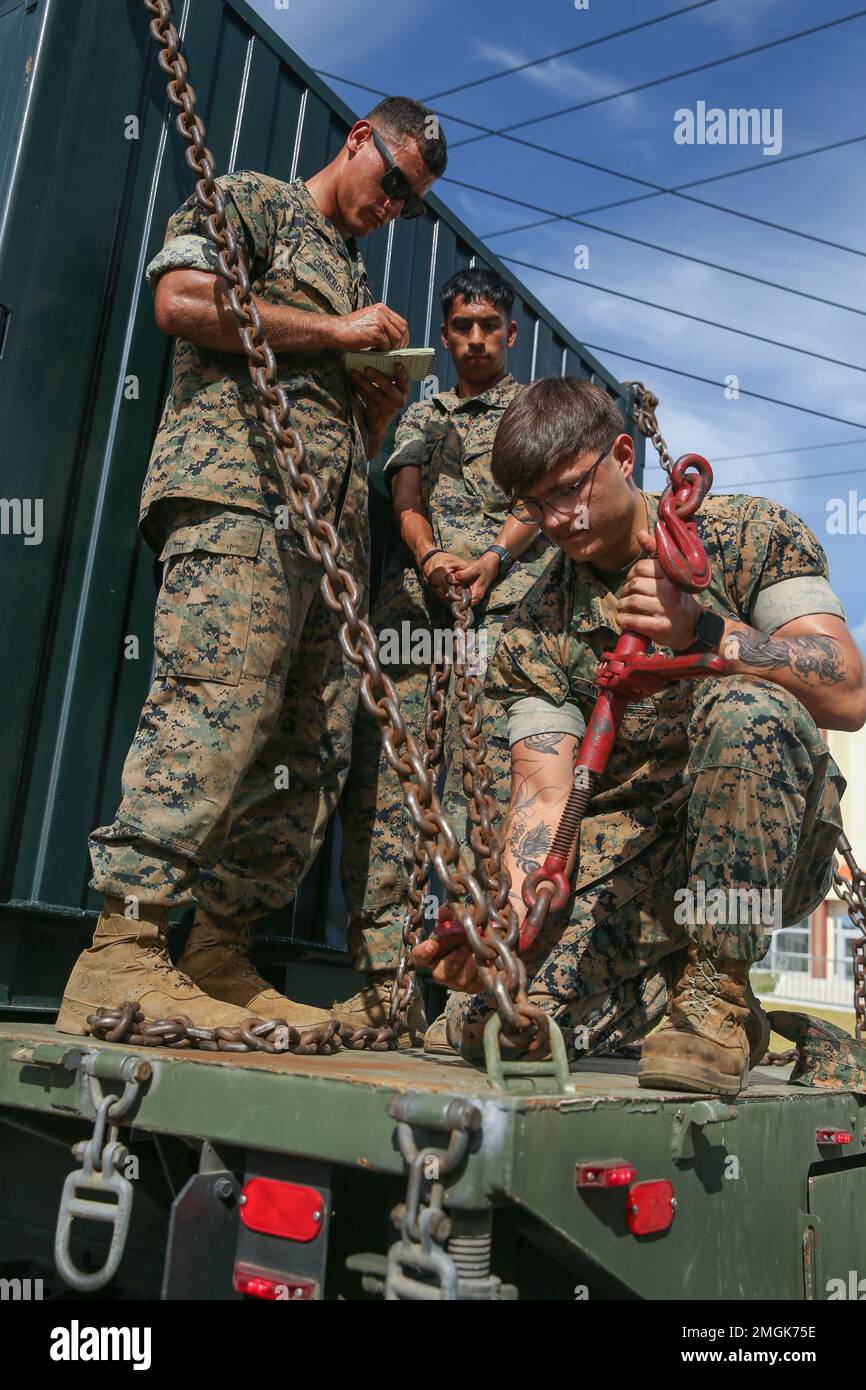ÉTATS-UNIS Marines avec combat Logistics Battalion 4, combat Logistics Regiment 3, 3rd Marine Logistics Group, sécurisez les quadcons sur un moyen véhicule tactique de remplacement avec des chaînes à Camp Schwab, Okinawa, Japon, 24 août 2022. 3rd MLG, basée à Okinawa, au Japon, est une unité de combat déployée à l'avant qui sert de pilier global de soutien logistique et de service de combat du MEF III pour les opérations dans toute la zone de responsabilité Indo-Pacific. Banque D'Images