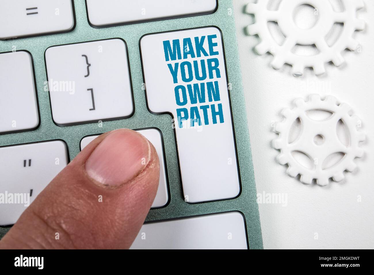 Créez votre propre chemin. Clavier d'ordinateur blanc sur la table de bureau. Banque D'Images
