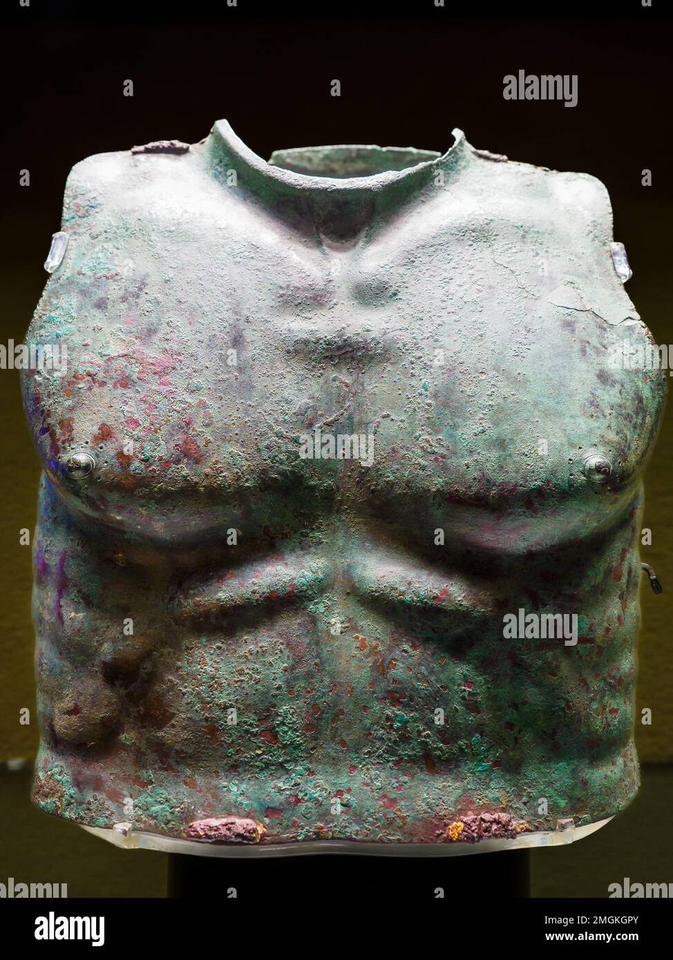Bronze curiass. Pectoral et garde de la tombe 5 à Fossa nécropole - Museo Archeologico Regionale Paolo Orsi - Syracuse, Sicile, Italie Banque D'Images