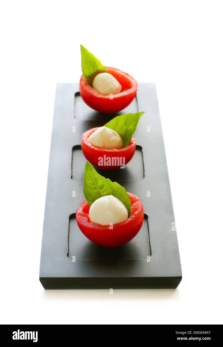 Salade Caprese avec mozzarella, tomates et basilic frais Banque D'Images