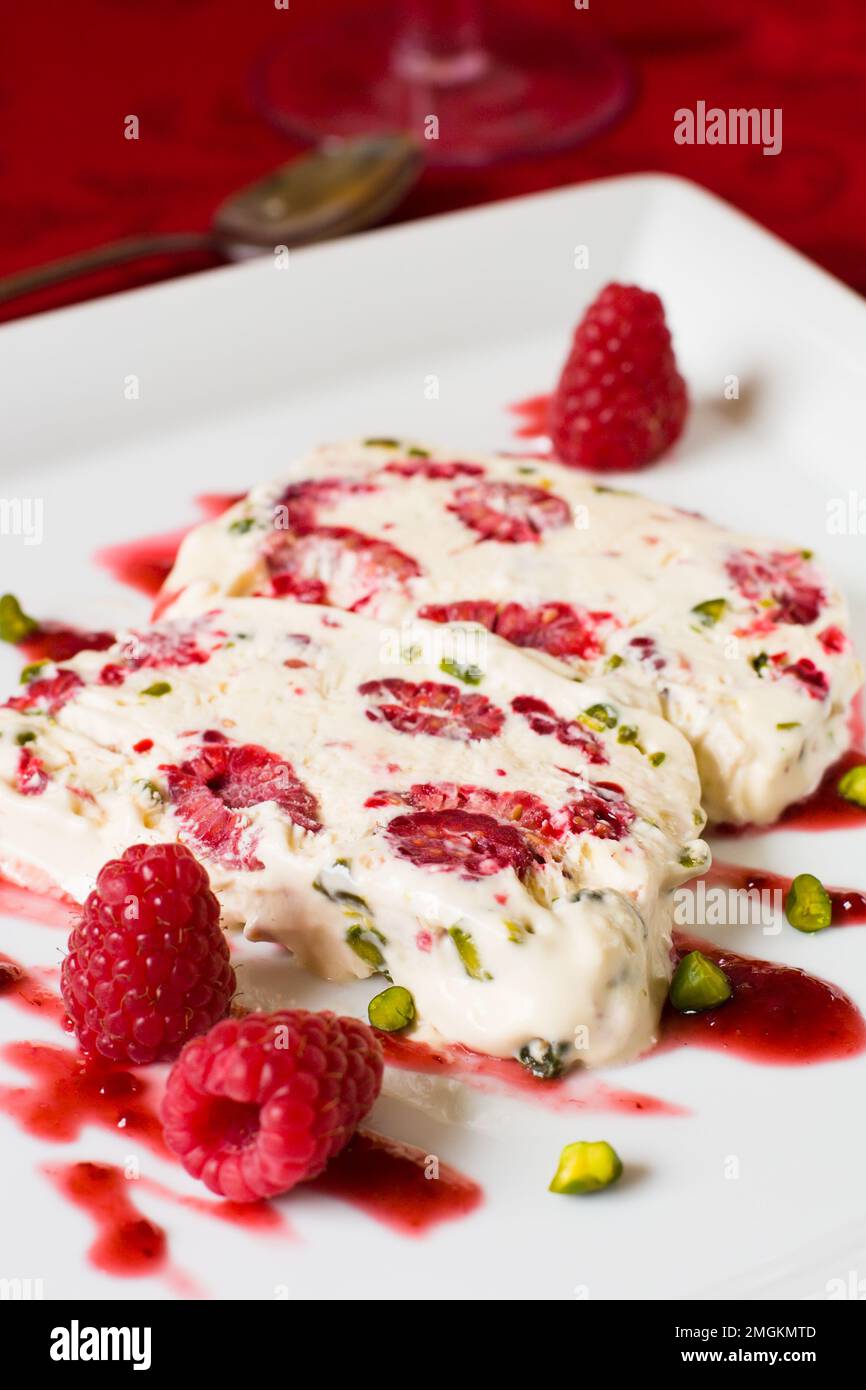 Semifreddo à la framboise et aux pistaches Banque D'Images