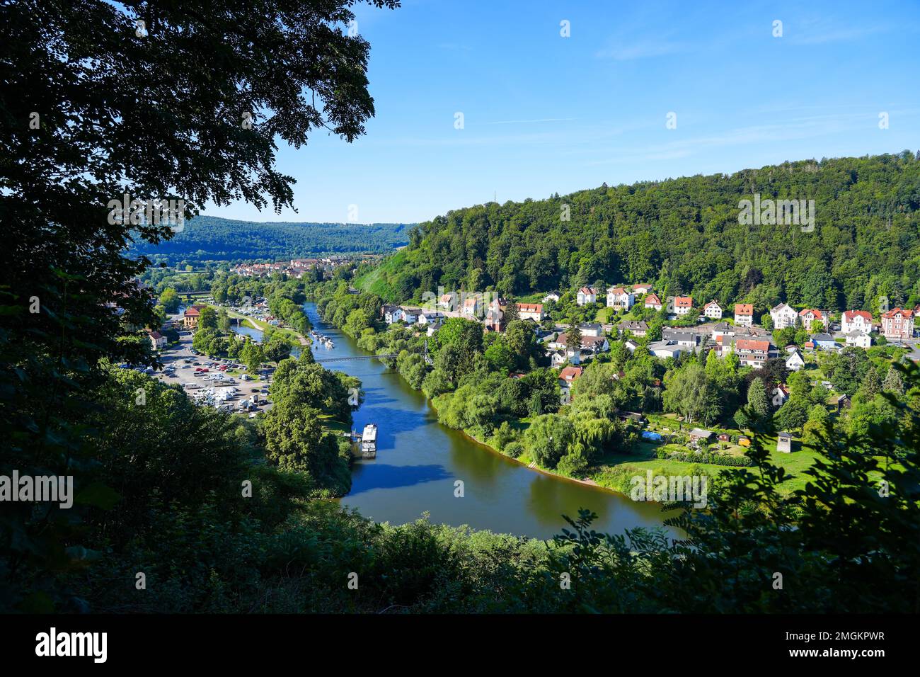 Vue sur Hann. Münden du Weserliedanlage. Paysage panoramique de la ville avec la confluence des rivières Werra et Fulda dans le Weser. Banque D'Images