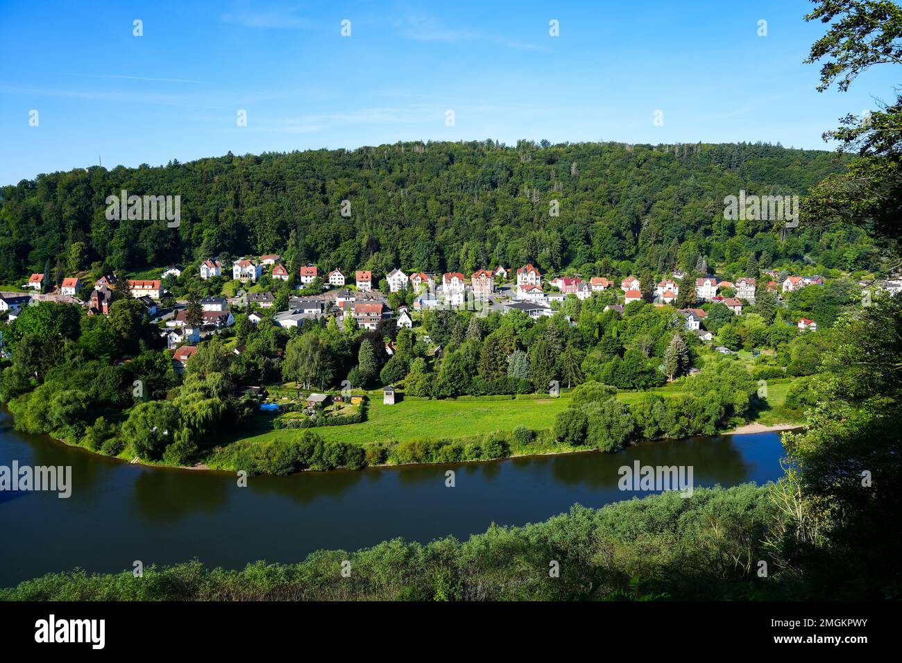 Vue sur Hann. Münden du Weserliedanlage. Paysage panoramique de la ville avec la confluence des rivières Werra et Fulda dans le Weser. Banque D'Images