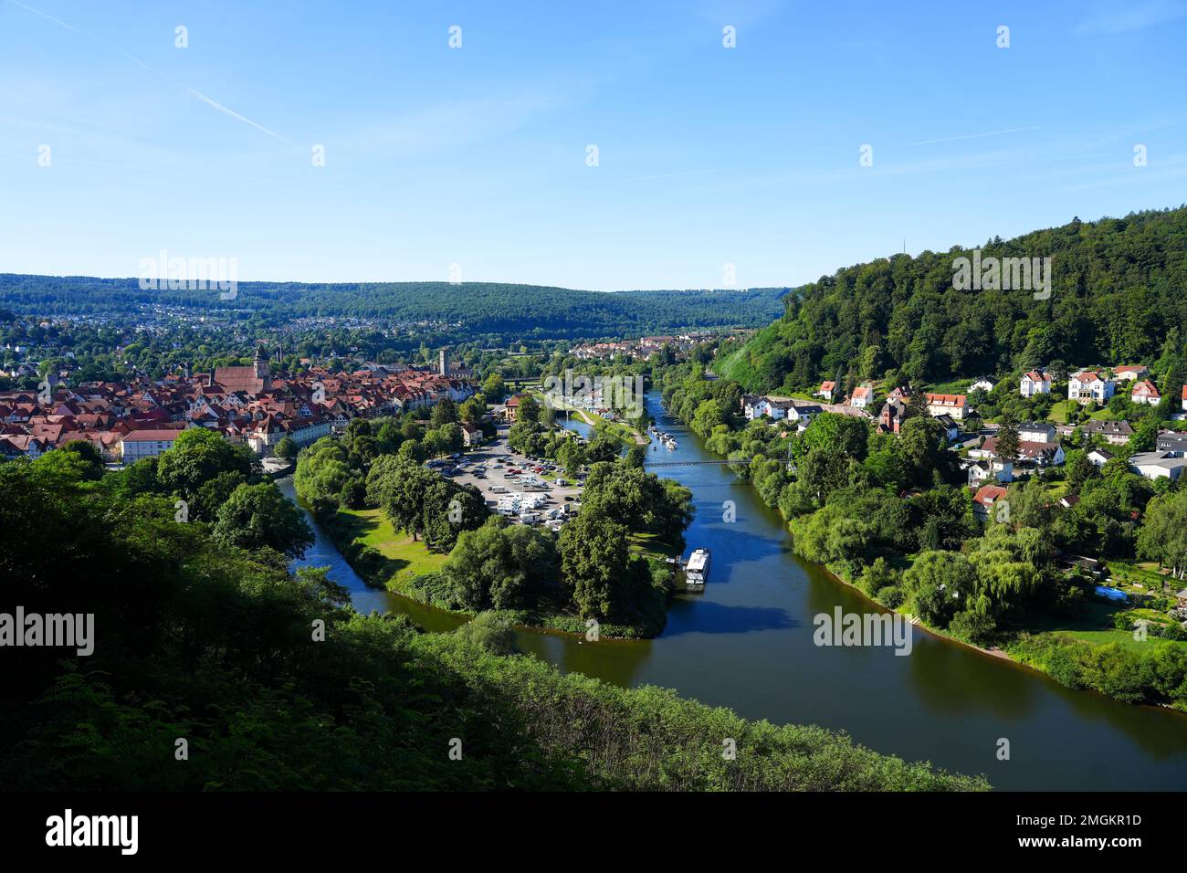 Vue sur Hann. Münden du Weserliedanlage. Paysage panoramique de la ville avec la confluence des rivières Werra et Fulda dans le Weser. Banque D'Images