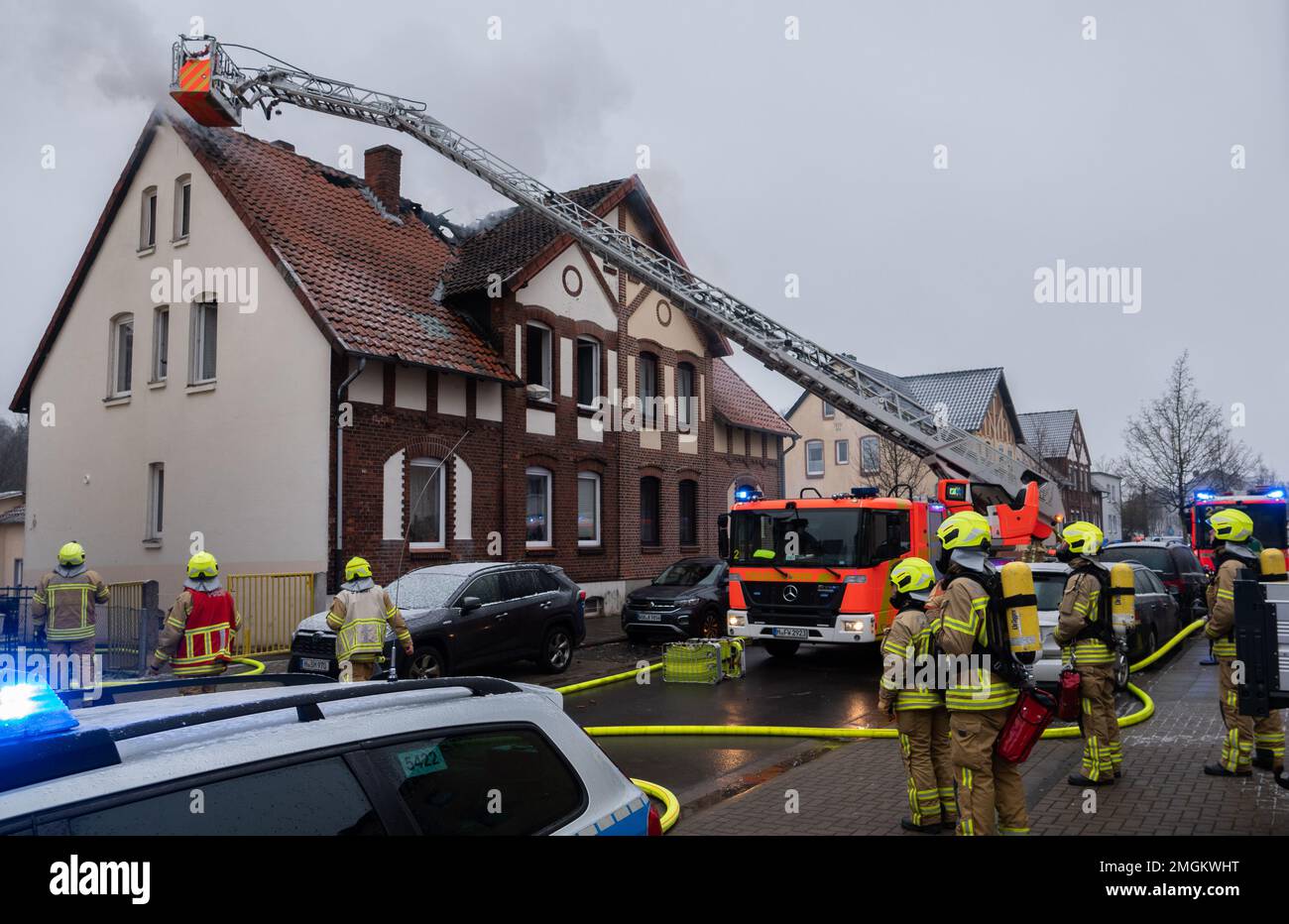 Hanovre, Allemagne. 26th janvier 2023. Les pompiers du Service des incendies de Hanovre éteignent un incendie dans une maison mitoyenne dans le district de Stöcken. Selon le service des incendies, l'incendie s'était brisé à l'étage supérieur et s'était rapidement propagé à la structure du toit. Credit: Marco Rauch/dpa/Alay Live News Banque D'Images