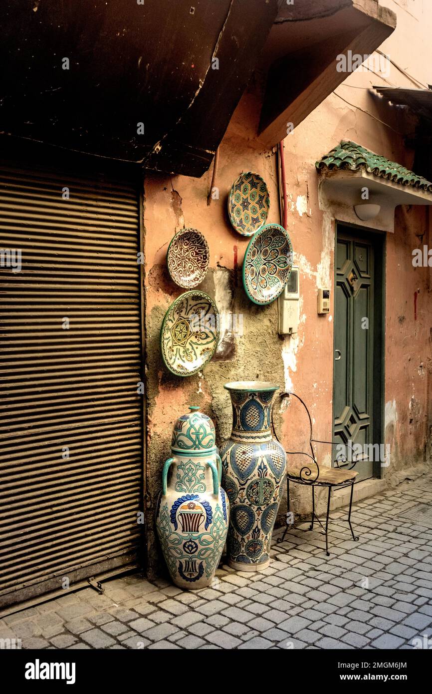 Porte et mur à Marrakech Souk, Maroc, avec pots et assiettes Banque D'Images
