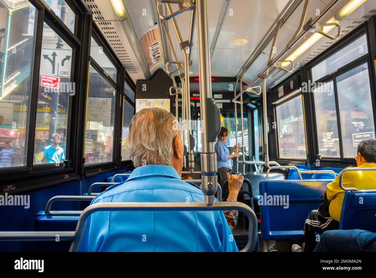 New York City, NY, Etats-Unis, homme senior assis seul sur le bus public, de l'arrière, la solitude âgée, les intérieurs, la vieillesse Banque D'Images