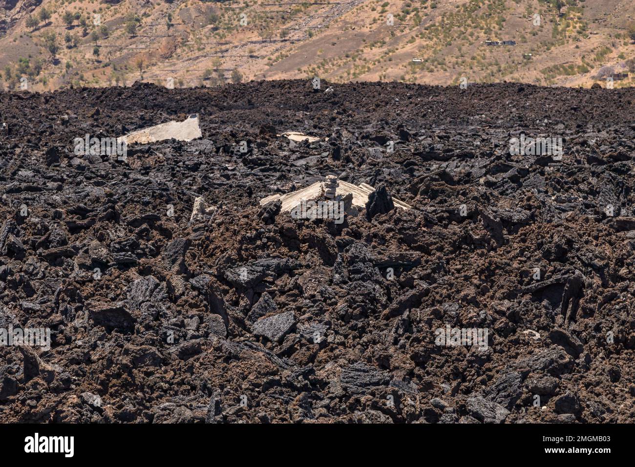 Le volcan Pico do Fogo a détruit des maisons et inondé deux villages de lave dans le cratère en 2014, l'île du Cap-Vert Banque D'Images