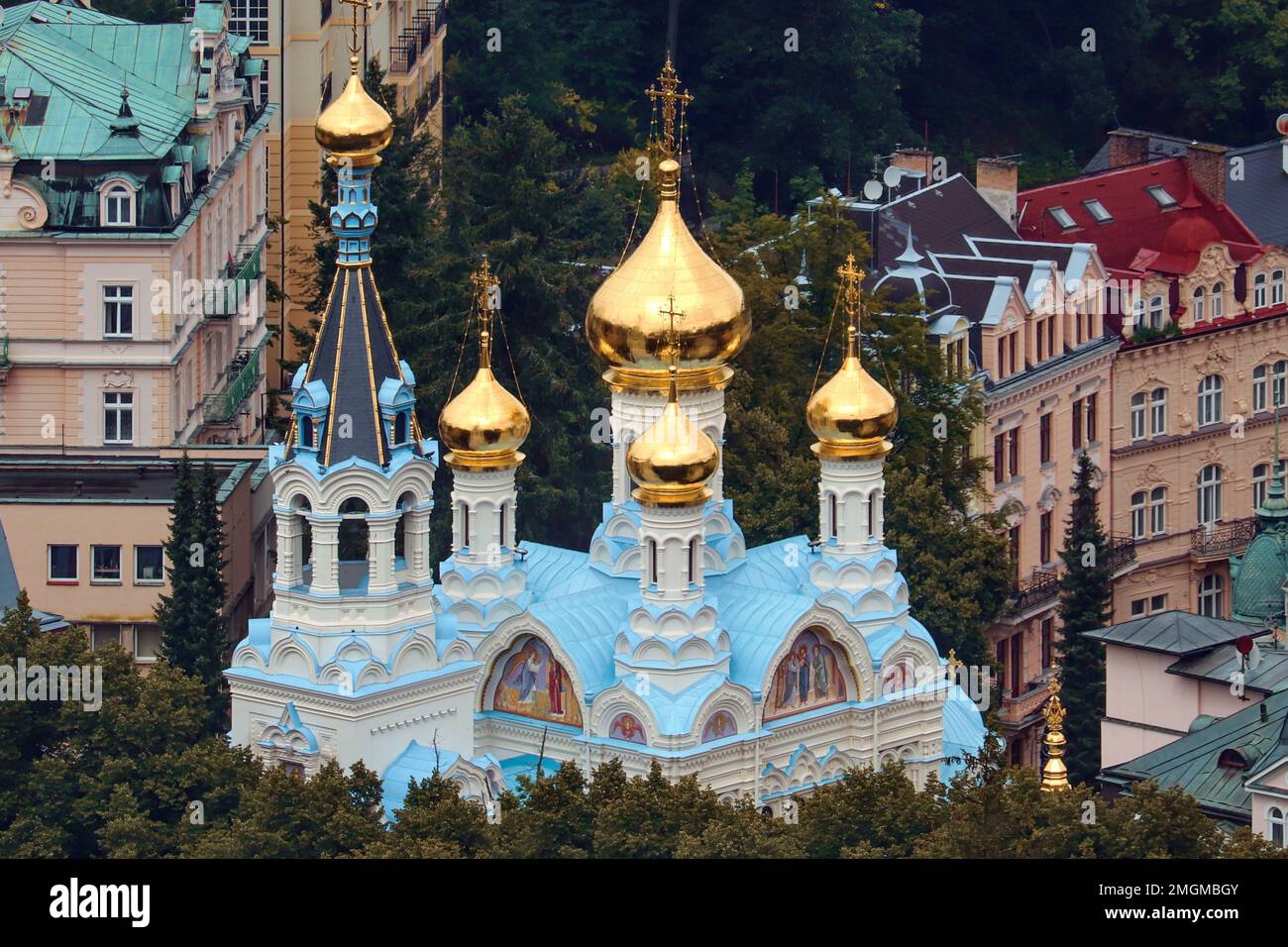 Église orthodoxe russe Saint-Pierre et cathédrale de Paul avec des tours d'or à Karlovy Vary, république tchèque Banque D'Images