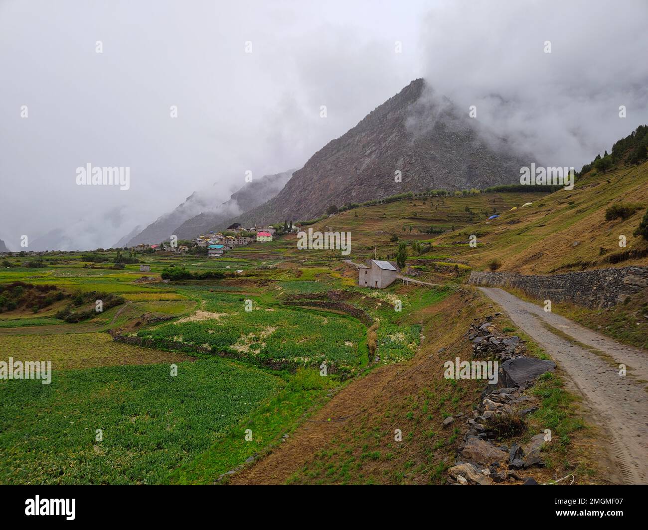 Lahaul et Spiti, Himachal Pradesh, Inde - 12 septembre 2021 : Village dans les montagnes couvertes de nuages. Banque D'Images